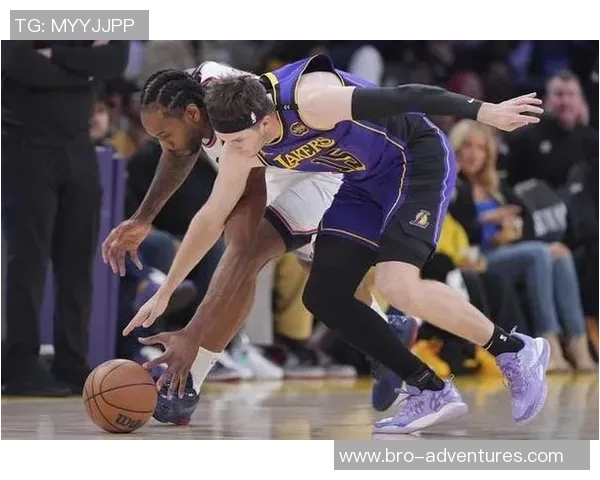 快船与湖人激战正酣谁能在这场德比中笑到最后